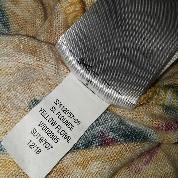 ⭐Old Navy Ruffle Sweater Tanktop - Picture 9 of 9